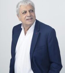 Enrico Macias : « J’ai introduit l’Orient dans l’Occident et l’Occident dans l’Orient. »